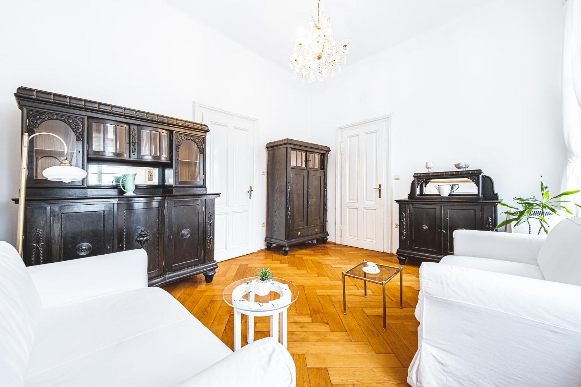 Apartment Antique Chic *
