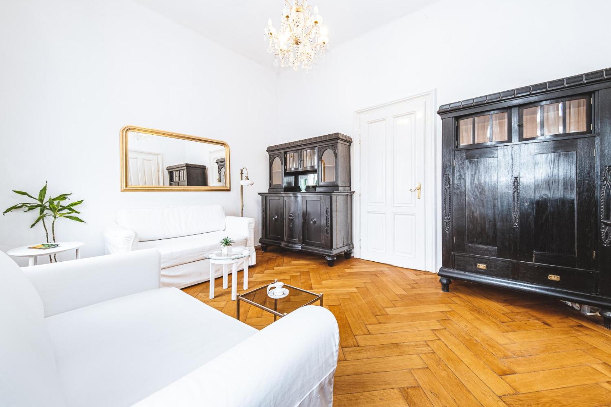Antique Chic Apartment *